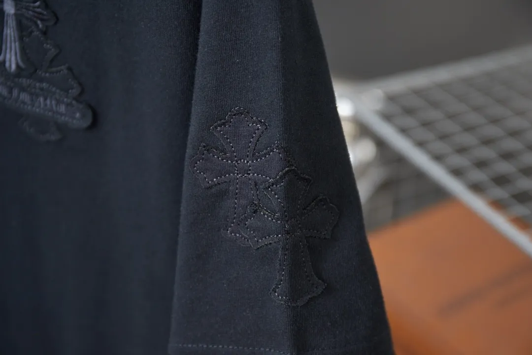 🅿️220 Ch*ome Hearte 25SS early spring new style, appliqué embroidered heart cross short sleeves, light luxury, essential item for daily commuting for men and women, correct version, welcome to compare, detailed features · 320g 100% pure cotton double yarn jersey fabric · Custom dyed in the same vat, special thickened 32 pieces double-strand 1X1 thread · Imported Tajima machine embroidery tatami embroidery ➕This cloth patch embroidery · Collar, cuffs, and hem are hand-frayed · Double-needle stitching across seams · Original main mark, washed tag, branded moisture-proof paper packaging Color: Black/White/Pink Size: S/M/L/XL